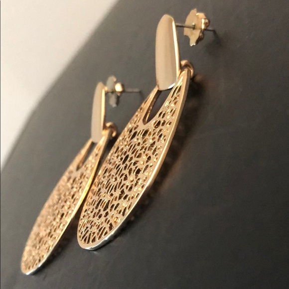 GOLDTONE MODERN DESIGN DANGLING EARRINGS - Picture 8 of 11